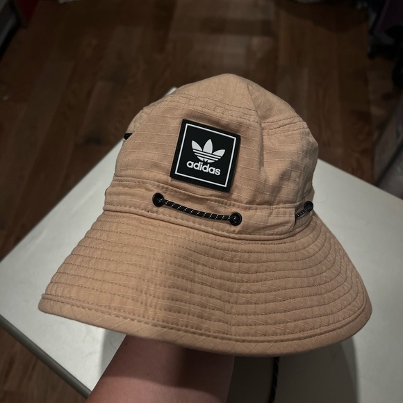 Adidas bucket hat - Picture 4 of 8